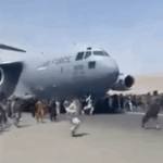 Lage am umstellten Flughafen Kabul immer dramatischer: Afghanen klammern sich an startende Flugzeuge