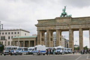 Berlin: Querdenker organisieren sich dezentral – Polizei versucht hektisch und zunehmend brutal, Demoverbot durchzusetzen