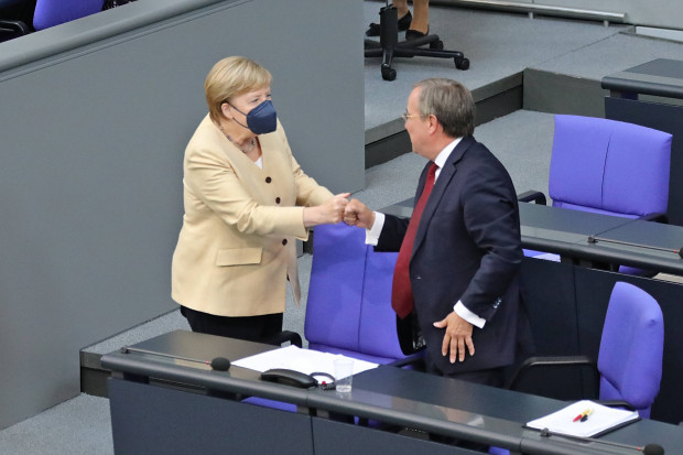 Merkel lobt sich und Scholz sagt nicht Nein zur Koalition mit der SED