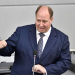 Helge Braun: Erst bei drei Dosen „vollständig geimpft“