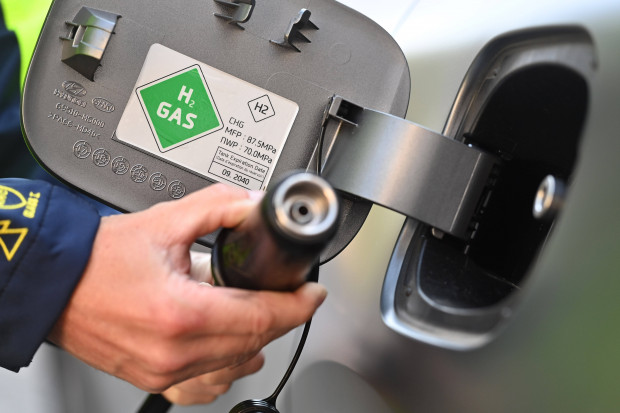 Der Verbrenner darf überleben – Die Autoindustrie kommt mit einem grünen Auge davon