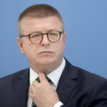 Wie Haldenwang den Verfassungsschutz zum Staats- und Politikerschutz umdeutet