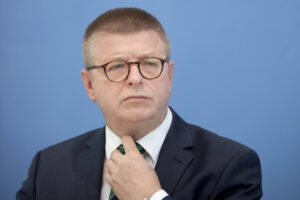 Wie Haldenwang den Verfassungsschutz zum Staats- und Politikerschutz umdeutet