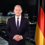 Gemeinsamkeit in Scholzland, während Polizei gemeinsam Feiernde vertreibt