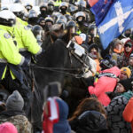 Trudeaus Regierung lässt Trucker-Protest mit Pfefferspray und berittener Polizei auflösen
