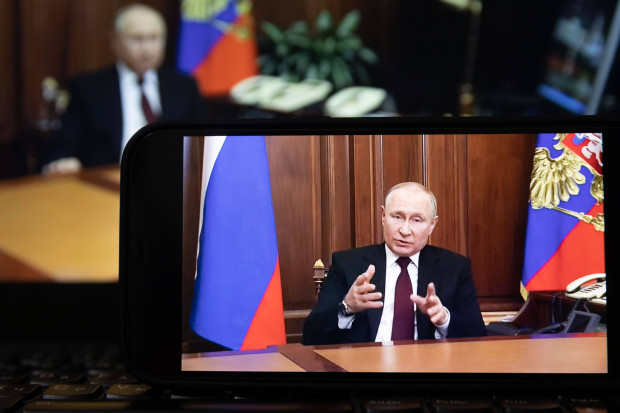 Was tut Putin nach der Anerkennung von Donezk und Luhansk?