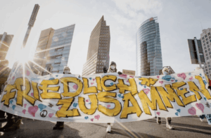 Organisatorinnen von #friedlichzusammen wehren sich mit Verleumdungsklage gegen Janosch Dahmen