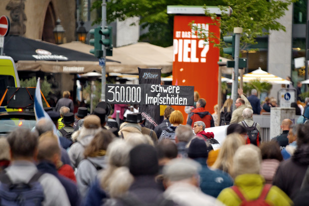 Zehntausende „Spaziergänger“ friedlich auf den Straßen – während antisemitischer Mob ungestört randaliert