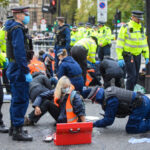 Großbritannien verbietet das sich selbst Anketten oder -kleben von Aktivisten