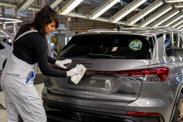 Autoindustrie absurd – abstürzende Produktion bei hohen Gewinnen