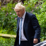 Boris Johnson bleibt im Amt – wenn auch geschwächt