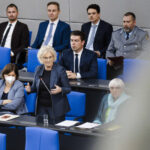 Retrowelle im Bundestag: Christine Lambrecht führt Panzer-Dingsda auf