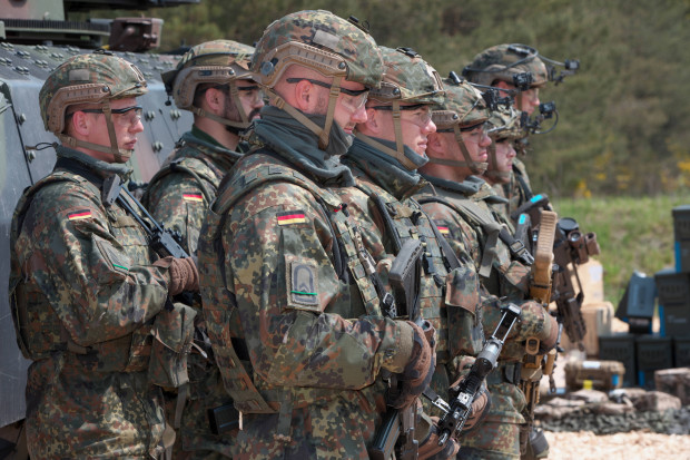 Was tun elektrifizierte deutsche Soldaten, wenn der Akku leer ist?