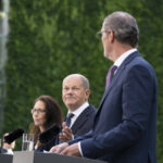 Olaf Scholz hilflos in den Trümmern seiner Politik