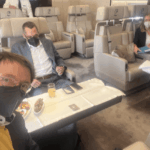 Netz verspottet Karl Lauterbach für Maskenfoto im Flugzeug