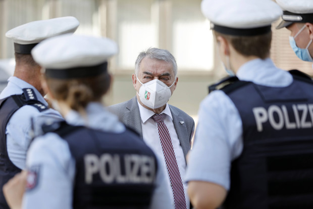 Hass gegen Polizei UND Demonstranten? – Schwarzer Innenminister Reul sieht Rot