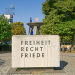 In Berlin erlischt die Ewige Flamme, in der Ewigen Stadt züngelt ein letzter Hoffnungsschimmer