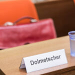 Staat nimmt mit einem Schlag 25.000 Dolmetschern die Beeidigung