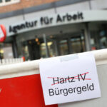Wie die Einführung des Bürgergelds mit der Vertreibung des Bargelds zusammenhängt