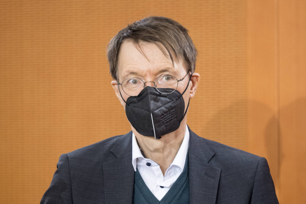 Lauterbachs absurde Impf-Legende: Sie schütze „nicht mehr“ vor Ansteckung