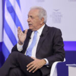 Neuer Verdacht im EU-NGO-Skandal: Welche Ziele verfolgte Ex-Kommissar Avramopoulos?