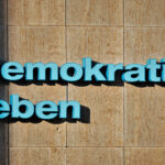 Die Bundesregierung bezahlt für Kritik an ihren Kritikern