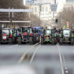 Tausende Landwirte auf ihren Traktoren protestieren in Brüssel gegen geplantes Bauernsterben