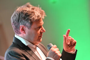 Robert Habeck gewährt Einblick in die grüne Wasserstoff-Werkstatt