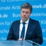 Der grüne Lack der Rotzeitlosen blättert ab