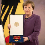 Merkels Auftritt beim Großkreuz und Kuchen abholen