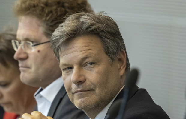 Augen weit geschlossen: Wenn der grüne Filzteppich ausgeklopft wird