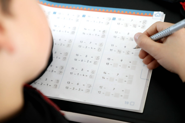 Land der Defizite: Viertklässler, vor allem Mädchen, fallen in Mathe zurück