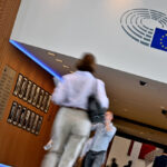 Das EU-Parlament will mit einer abstrusen Steuer die Welt zur Lohngerechtigkeit führen