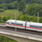 ICE bleibt auf offener Strecke auf Brücke liegen