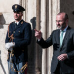 Manfred Weber flirtet mit Giorgia Meloni
