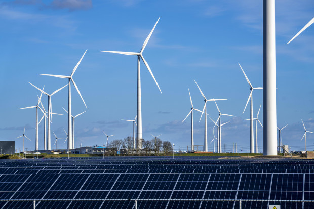 Hektischer Zubau nützt nichts: Solar und Wind 2023 im Minus