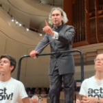 Dirigent Jurowski zwingt Publikum, Klimaklebern zuzuhören