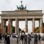 Schändung des Brandenburger Tors als Sinnbild für den Zustand des Landes