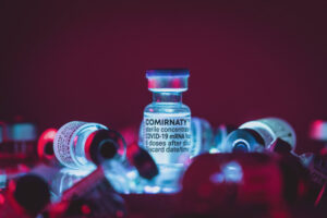 Der Kaninchenbau der mRNA-Impfstoffe: Klagen, Kommissionen, Konsequenzen?