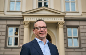 Wie ein grüner Justizminister Untersuchungen gegen Scholz sabotiert