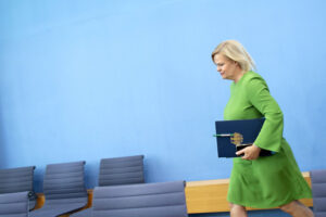 Faeser auf der Flucht
