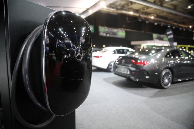 Spannungsabfall am Elektromobilmarkt – teure E-Autos werden Ladenhüter