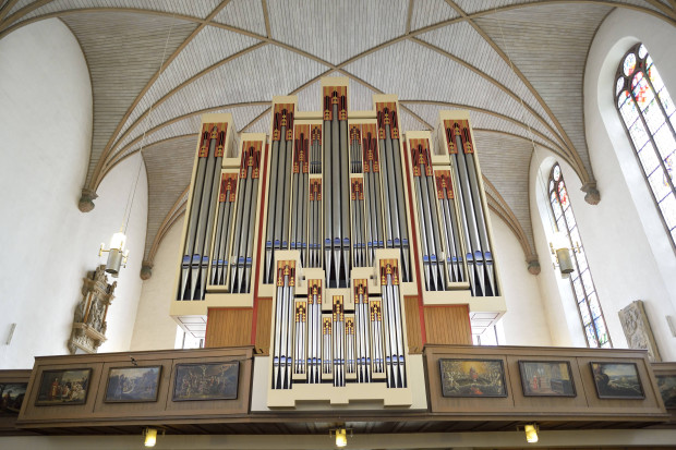 Drinnen Gottesdienst und Bach-Konzert – draußen Pro-Palästinenser-Demo