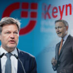 Robert Habeck und Christian Lindner fegen Laub im Wald