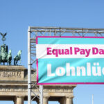 Feministinnen backen für Gerechtigkeit und legen Blumen vor Bauzäune
