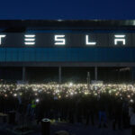 Mitarbeiter haben Angst, ihre Tesla-Kleidung zu tragen