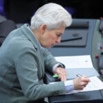 Marie-Agnes Strack-Zimmermann ermöglicht Geheimnisverrat