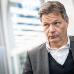 Die Wirtschaft schrumpft weiter – und Minister Habeck frohlockt