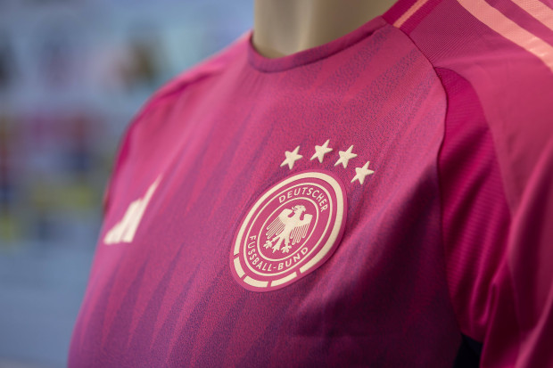 Männer-Nationalelf zur EM jetzt mit Trikots in Lady Pink