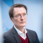 ZDF nimmt sich Lauterbachs Geldverschwendung vor – von „Bananenrepublik“ ist gar die Rede